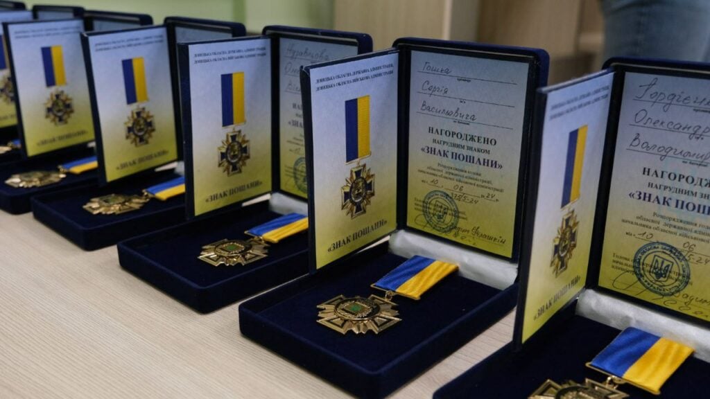 У День Конституції України керівникам місцевих адміністрацій на Донеччині вручили державні нагороди (фото)