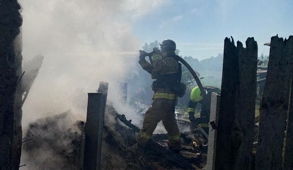 В Селидово на пожаре после обстрела чрезвычайники спасли мужчину