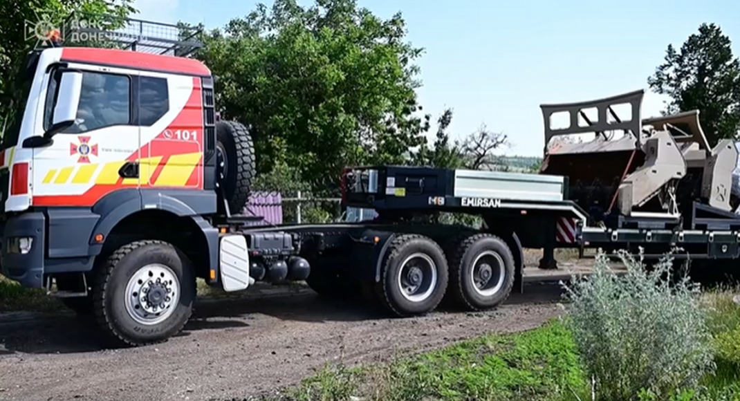 Для ускорения разминирования полей в Донецкой области пиротехники используют машину GSC-200 (видео)
