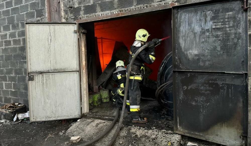 В Краматорске спасатели ликвидировали два пожара, возникших в результате обстрела