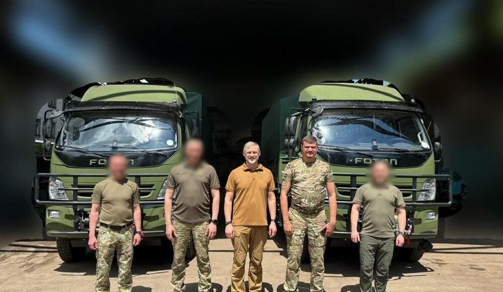 Луганська ОВА передала дві габаритні вантажівки бійцям Луганського прикордонного загону