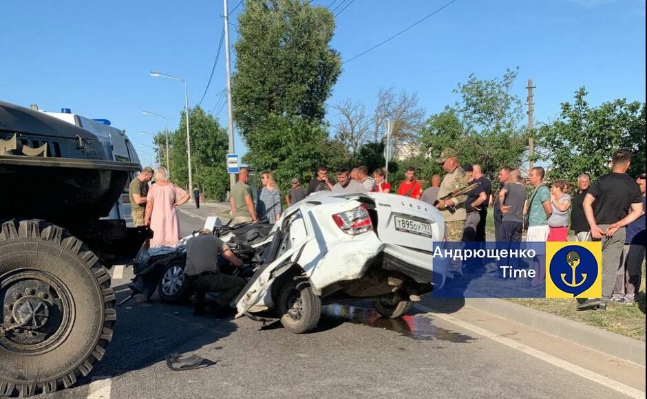 В окупованому Маріуполі паливозаправник росіян розчавив цивільну автівку, її водій загинув