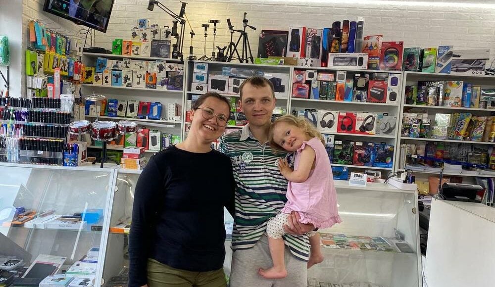 Супруги из Мариуполя восстановили в Черновцах магазин и сервисный центр при поддержке "Save the Children"