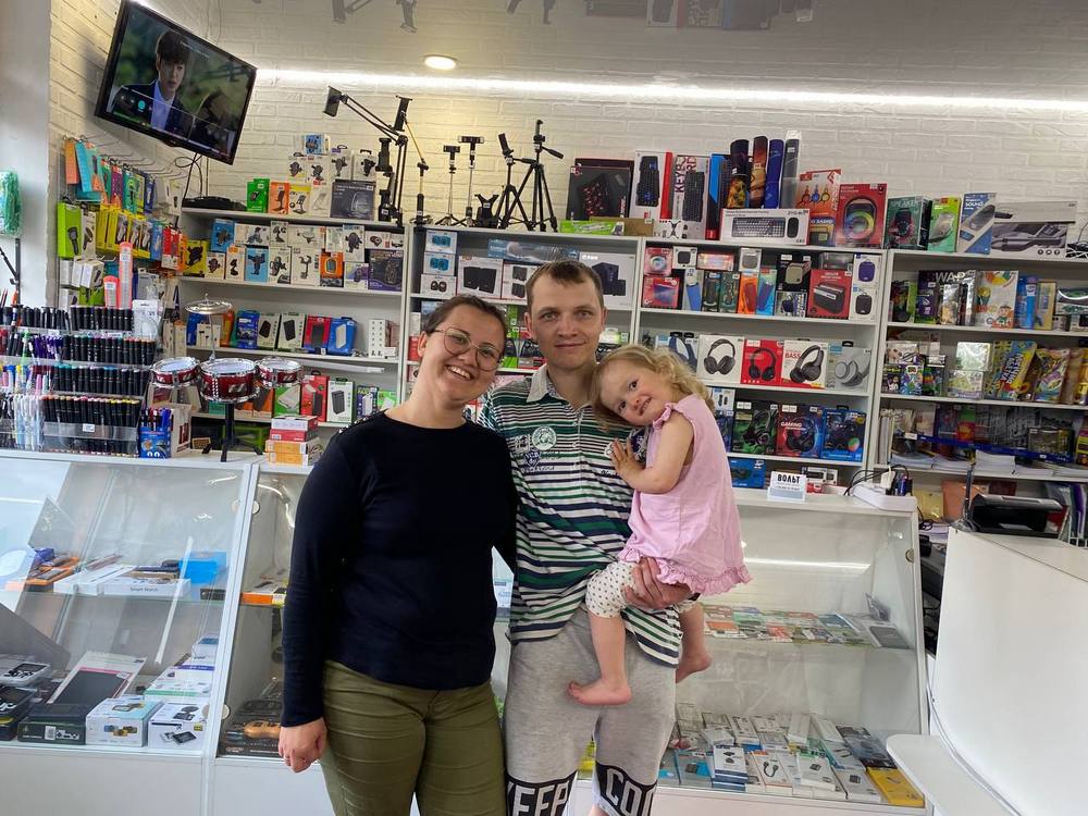 Подружжя з Маріуполя відновило у Чернівцях магазин і сервісний центр за підтримки "Save the Children"