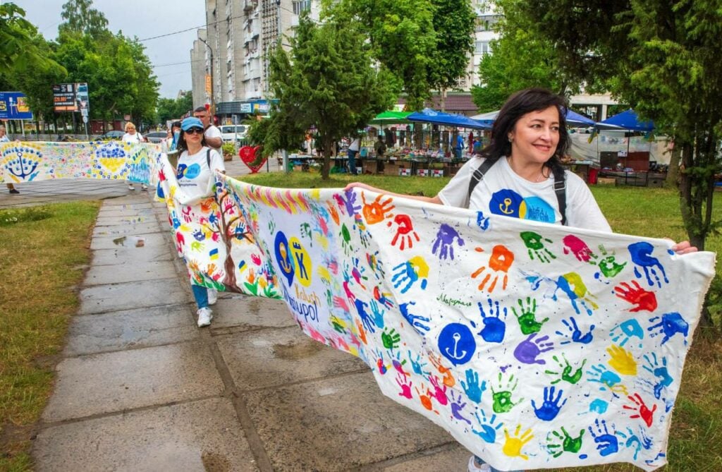 Проєкт з дитячими долоньками маріупольців на Львівщині встановив світовий рекорд