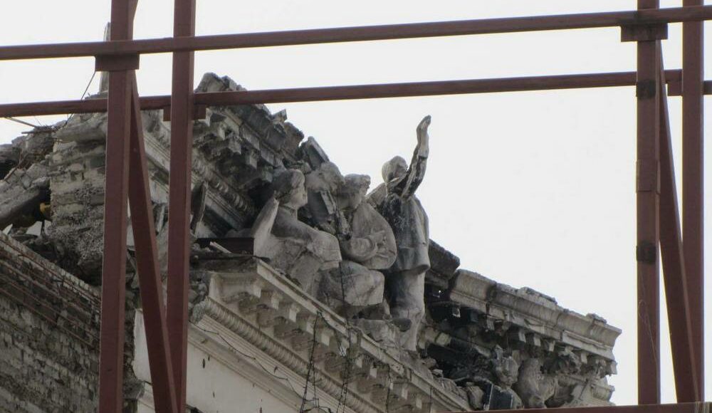 В оккупированном Мариуполе российские "подрядчики" продолжают разрушать исторические здания и объекты
