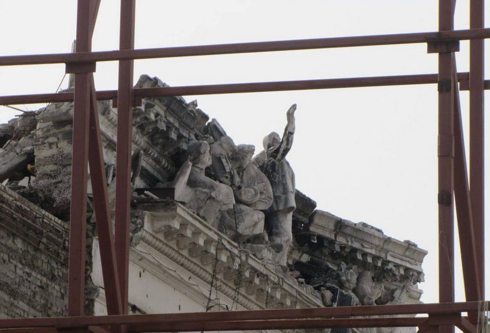 В окупованому Маріуполі російські "підрядники" продовжують руйнувати історичні будівлі та об'єкти
