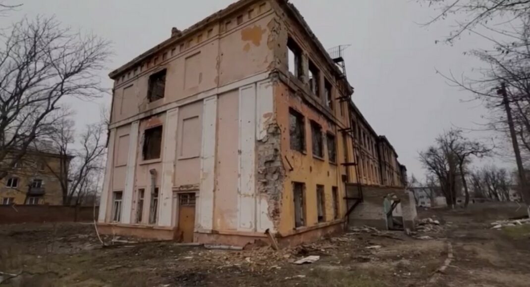 В оккупированном Мариуполе захватчики сносят еще одну школу