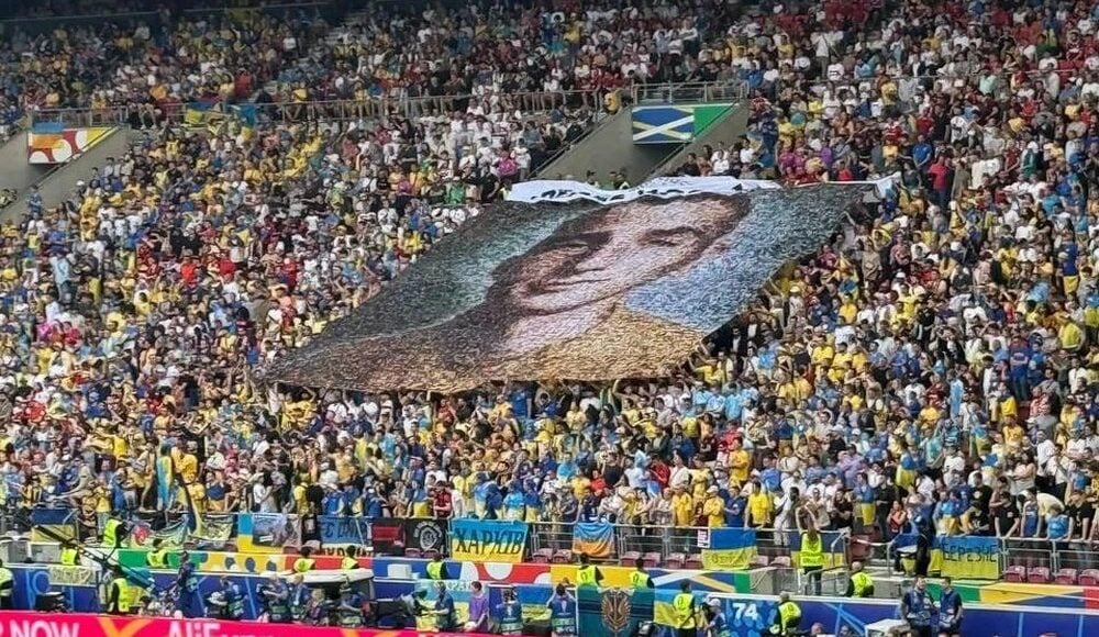 На Євро-2024 розгорнули банер із портретом загиблого захисника Маріуполя з портретів загиблих українських військових