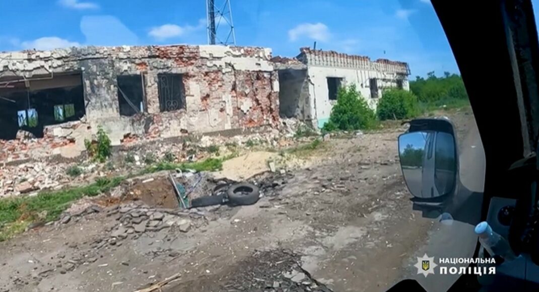 Поліцейські "Білі янголи" рятують вцілілих жителів Очеретинської громади (відео)