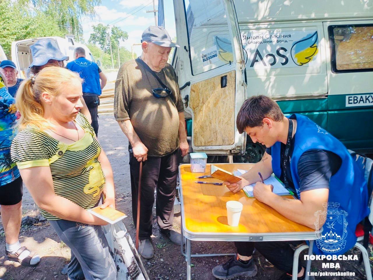 "Янголи Спасіння" надали будівельні набори жителям Покровська для відновлення житла після обстрілу (фото)