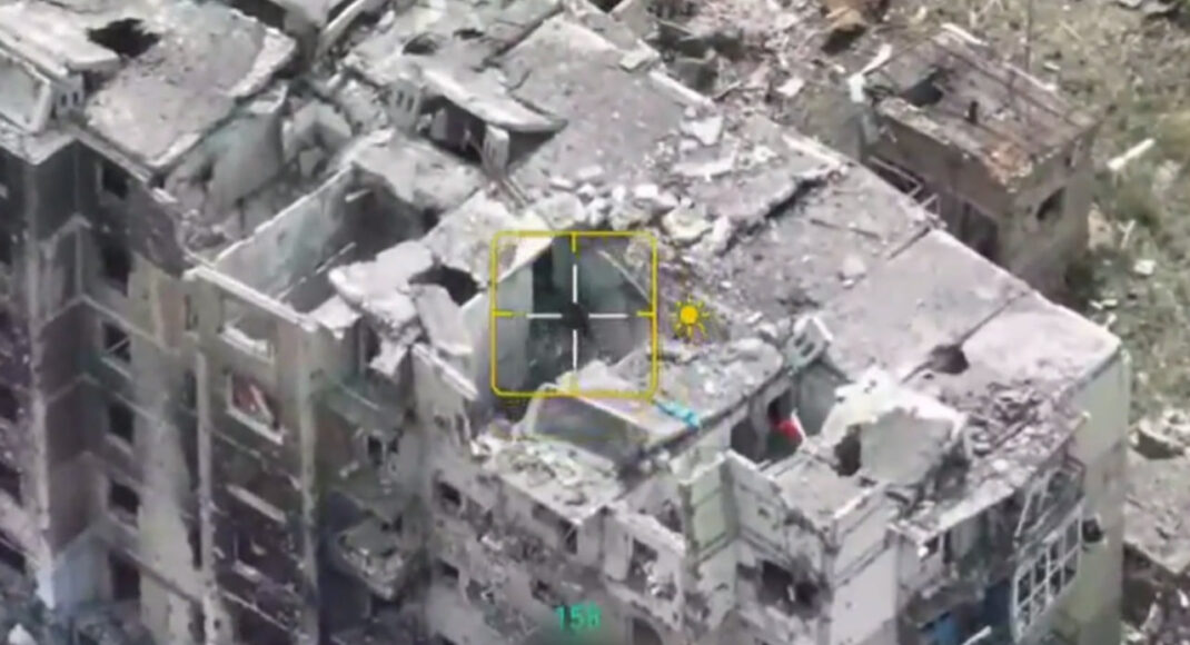 Украинские бойцы в Часов Яре дронами уничтожают флаги рашистов (видео)