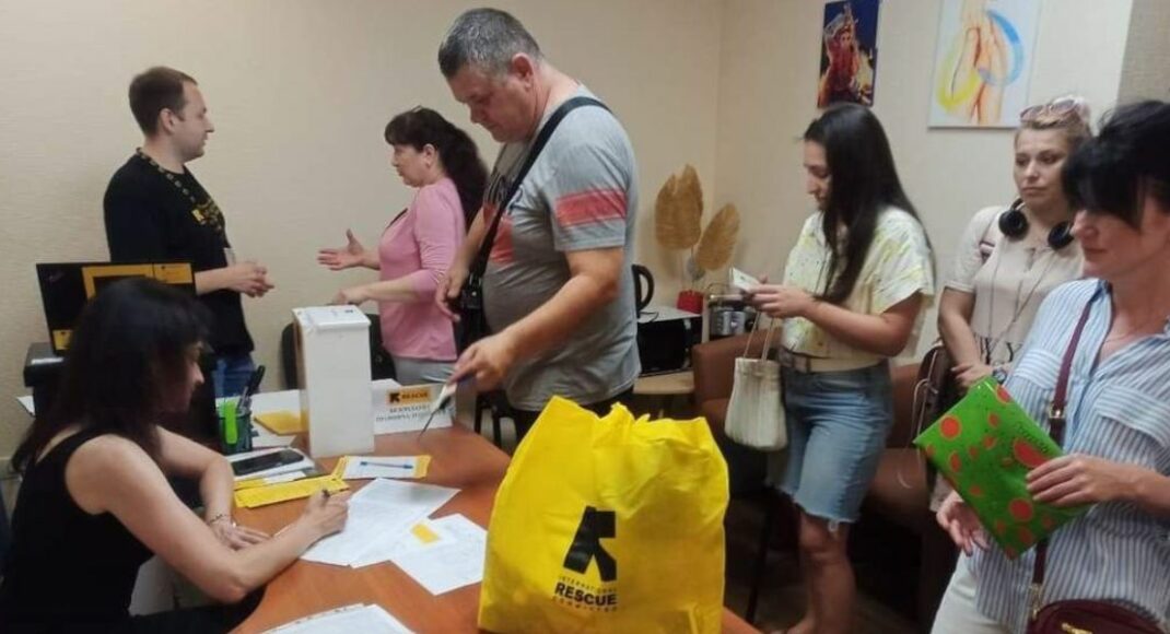 В Харькове выдавали переселенцам с Луганщины мужские наборы и предоставляли юридические консультации