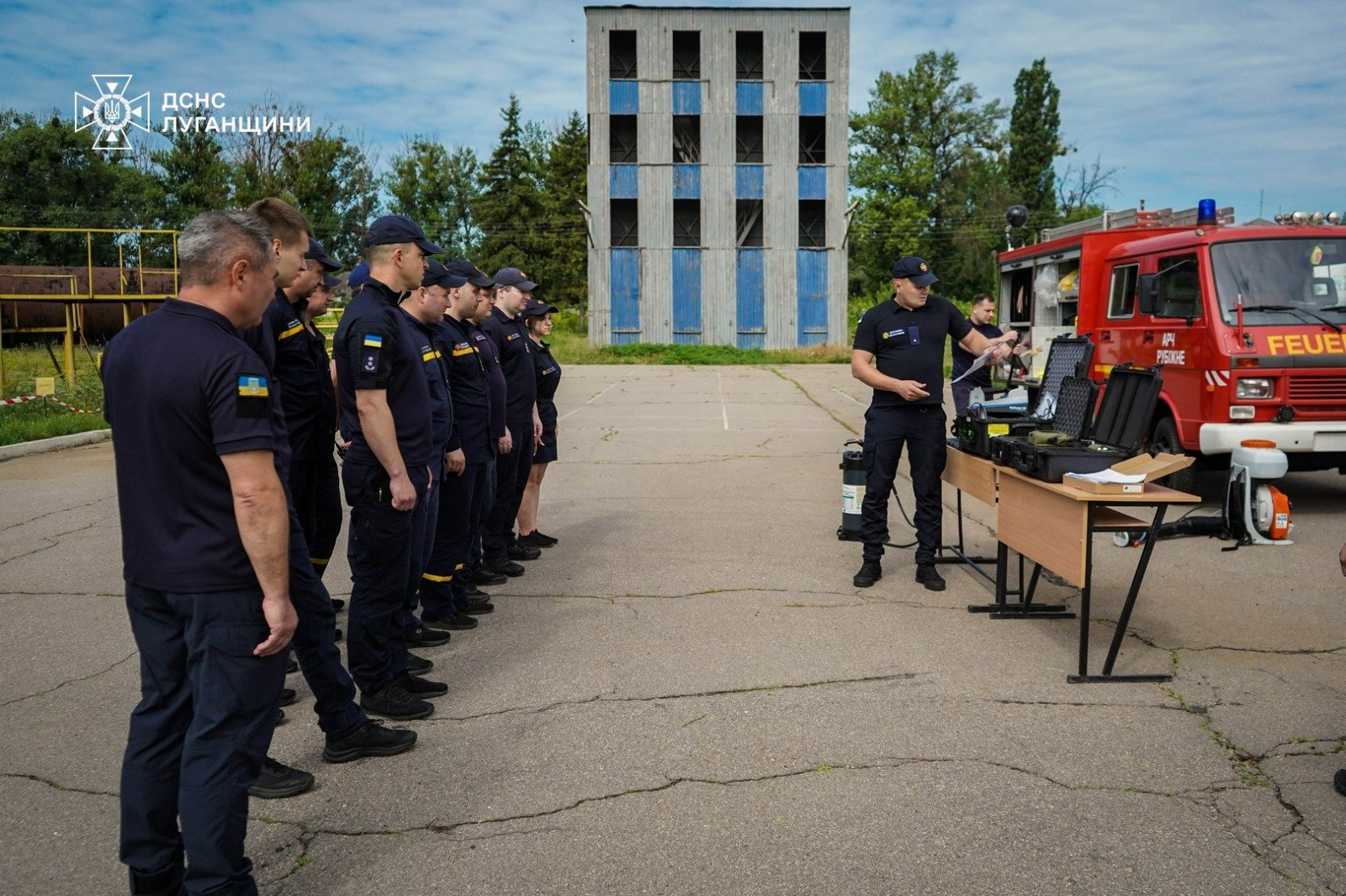 Спасатели Луганщины тренировались работать в зонах радиационного и химического  загрязнения (фото). Читайте на UKR.NET