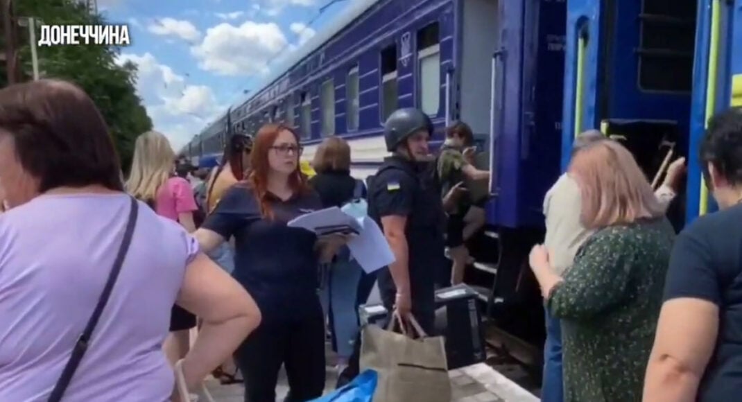 Последний в июне эвакуационный поезд из Донецкой области отвез 46 человек в Ровенскую область