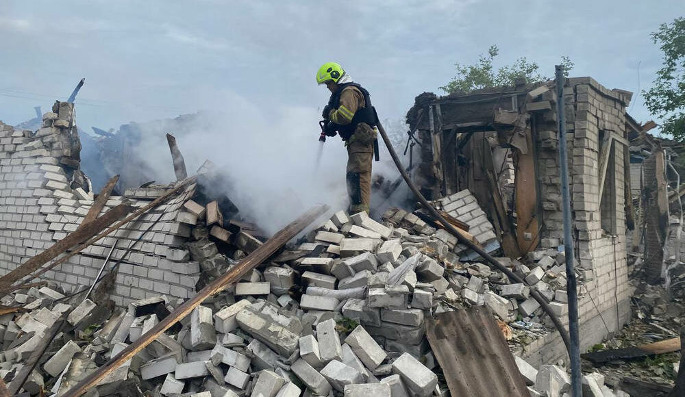 В Лимане спасатели ликвидировали пожары жилых домов, вызванные вражеским обстрелом (фото)