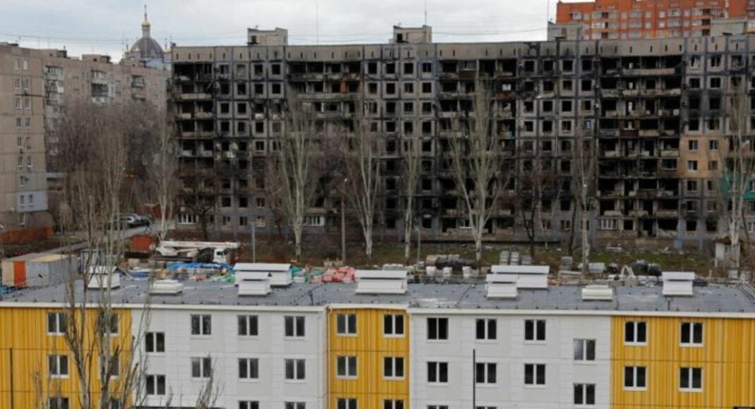 В оккупированном Мариуполе после "ремонтов" российских подрядчиков горят квартиры и обваливаются фасады