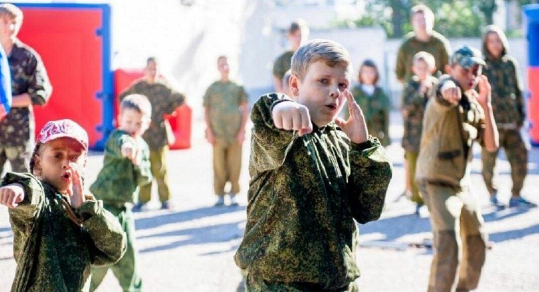 На окупованій Луганщині загарбники посилюють пропаганду серед дітей та молоді та готують їх до війни