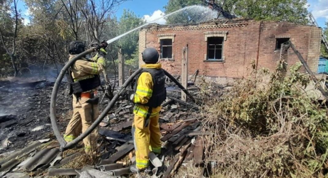 Унаслідок російських обстрілів на Донеччині горіли домашні господарства та суха трава (фото)