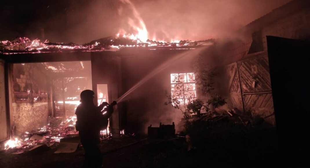 В результате российских обстрелов на Донетичне горели жилье, грузовик, гаражи и сухостой (фото)