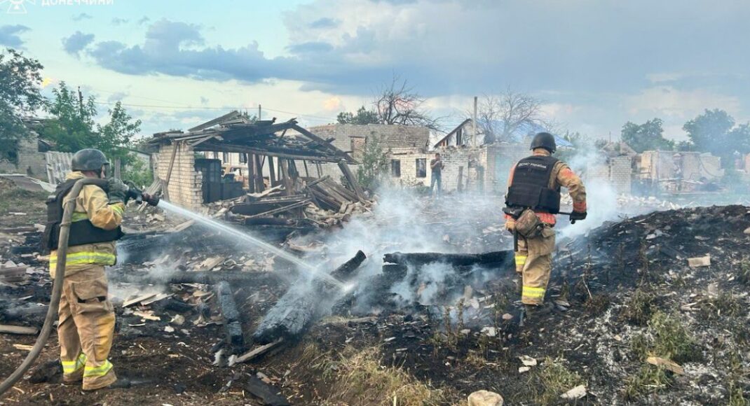 На Лиманщине ликвидировали 4 пожара, возникших в результате российских обстрелов (фото)