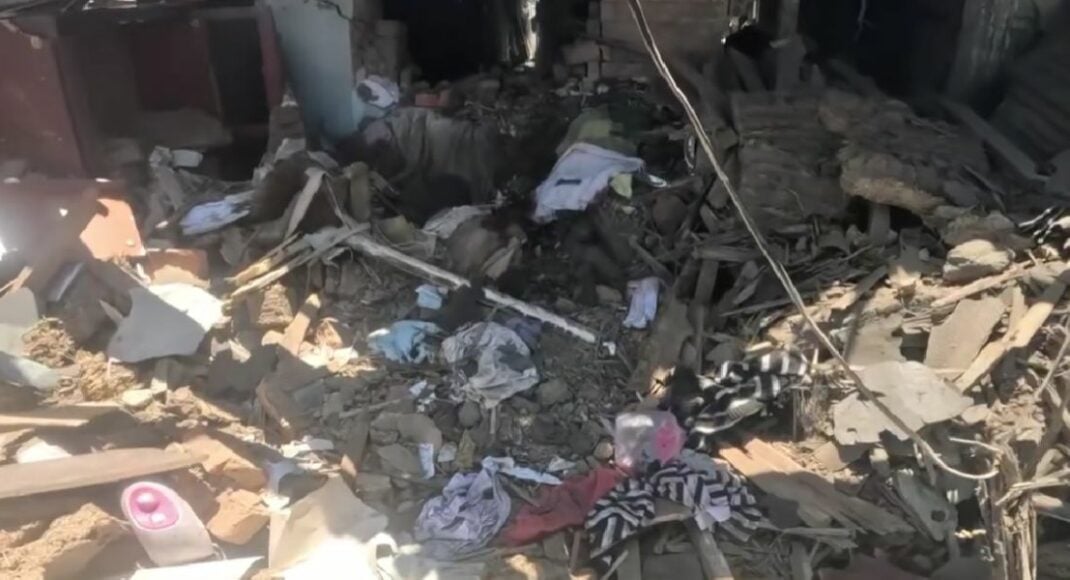 Обстріл Торецька: рятувальники показали, як діставали з-під завалів будинку тіло загиблої жінки (відео)