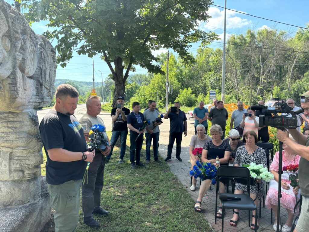 у Святогірську відкрито інсталяцію у пам'ять про загиблих героїв 1