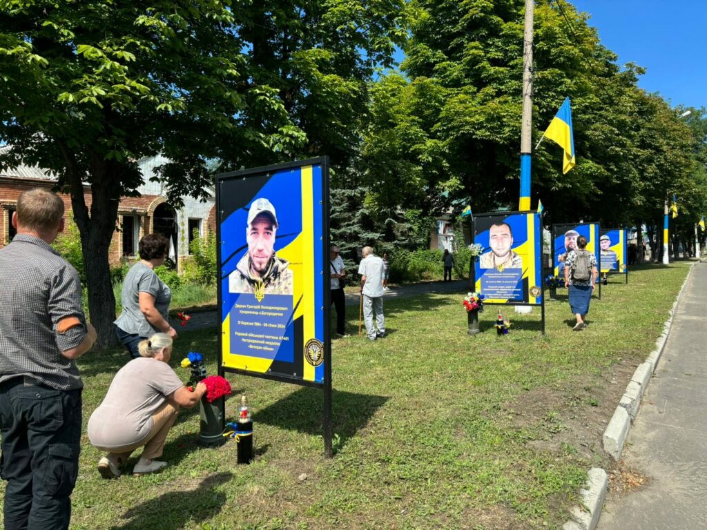 у Святогірську відкрито інсталяцію у пам'ять про загиблих героїв 6