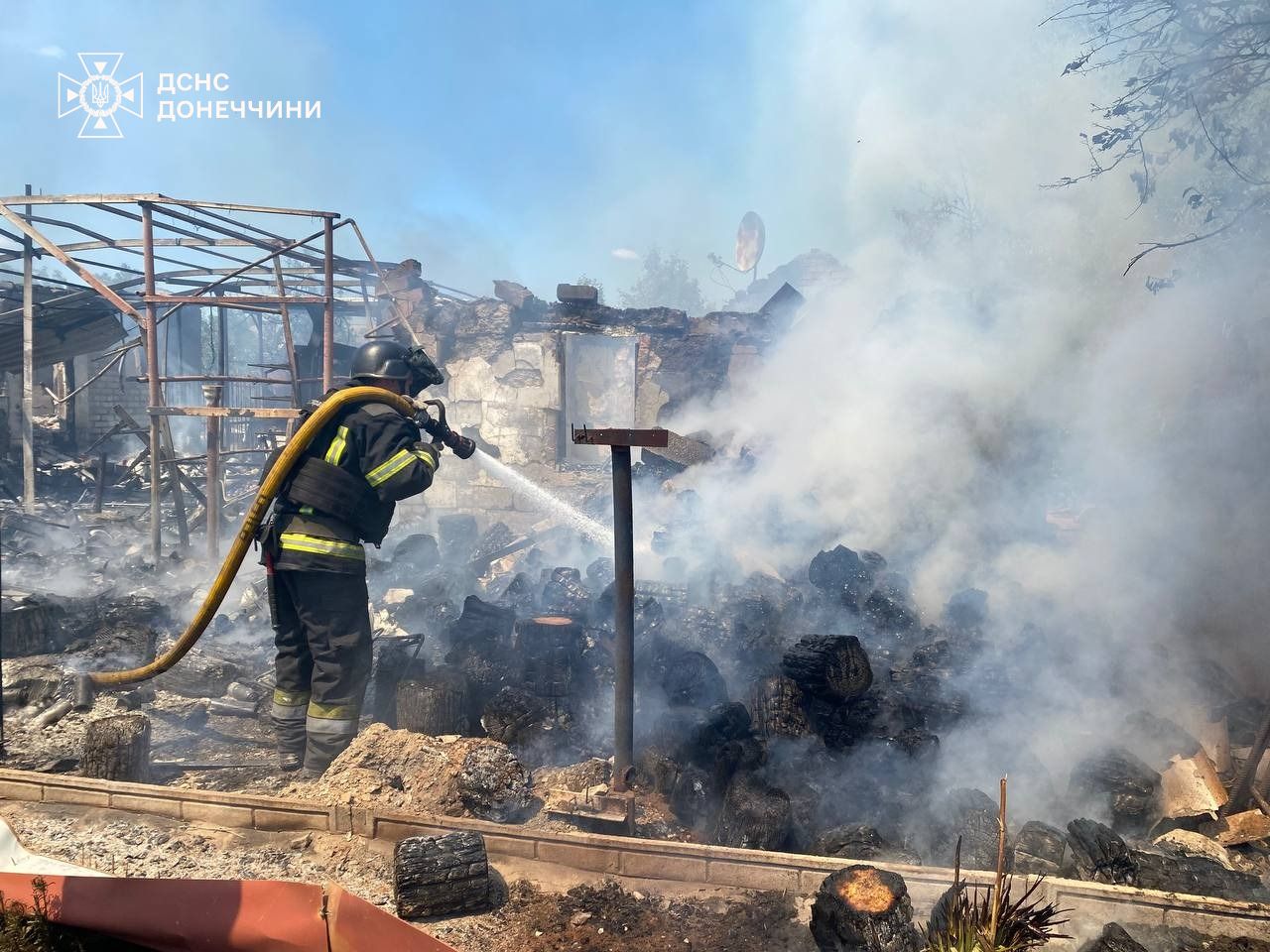 В Заречном спасатели достали тела троих погибших из-под завалов  разрушенного жилого дома (фото). Читайте на UKR.NET