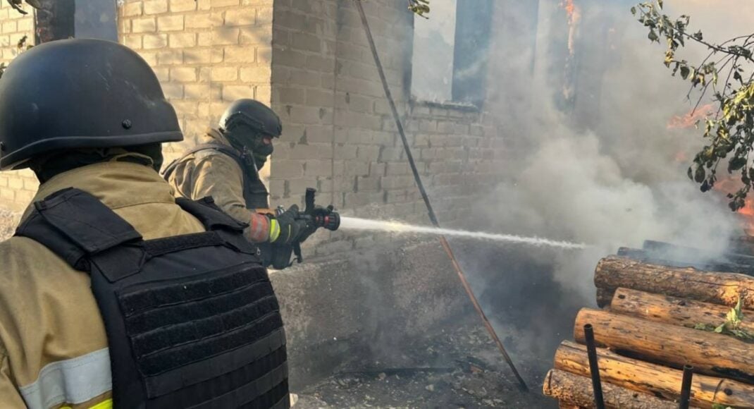 В Доброполье чрезвычайники ликвидировали пожар на территории частного дома