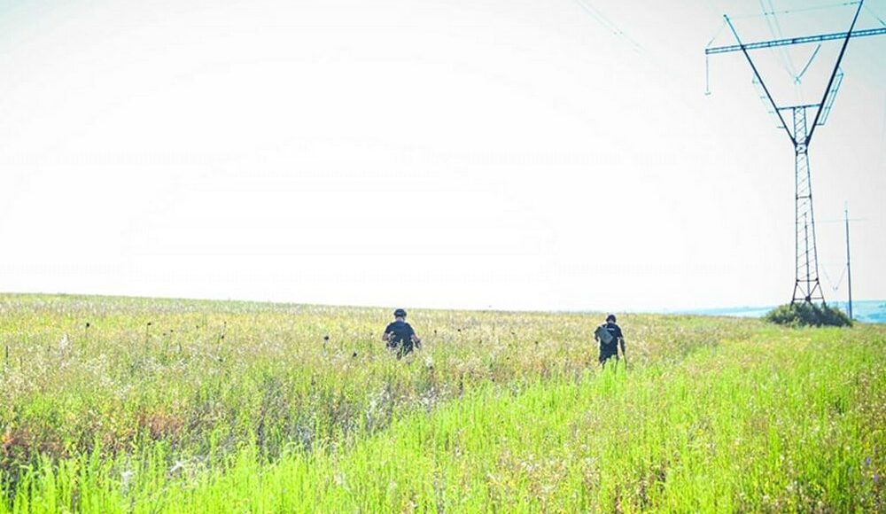 Пиротехники ГСЧС обследуют территории возле линий электропередач в Донецкой области