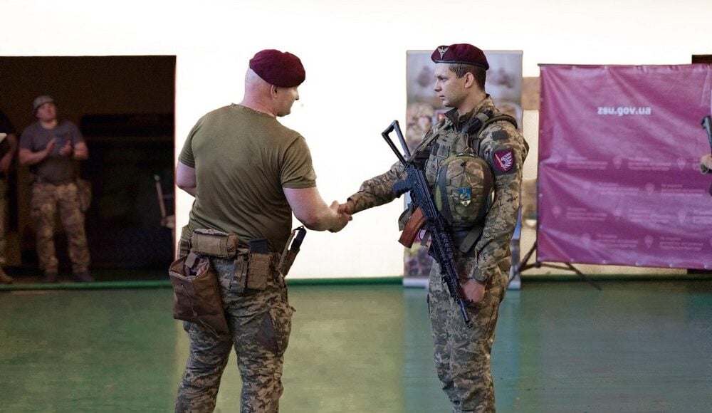 Командувач ДШВ ЗСУ відвідав на Донеччині бійців 79-ої бригади (фото)