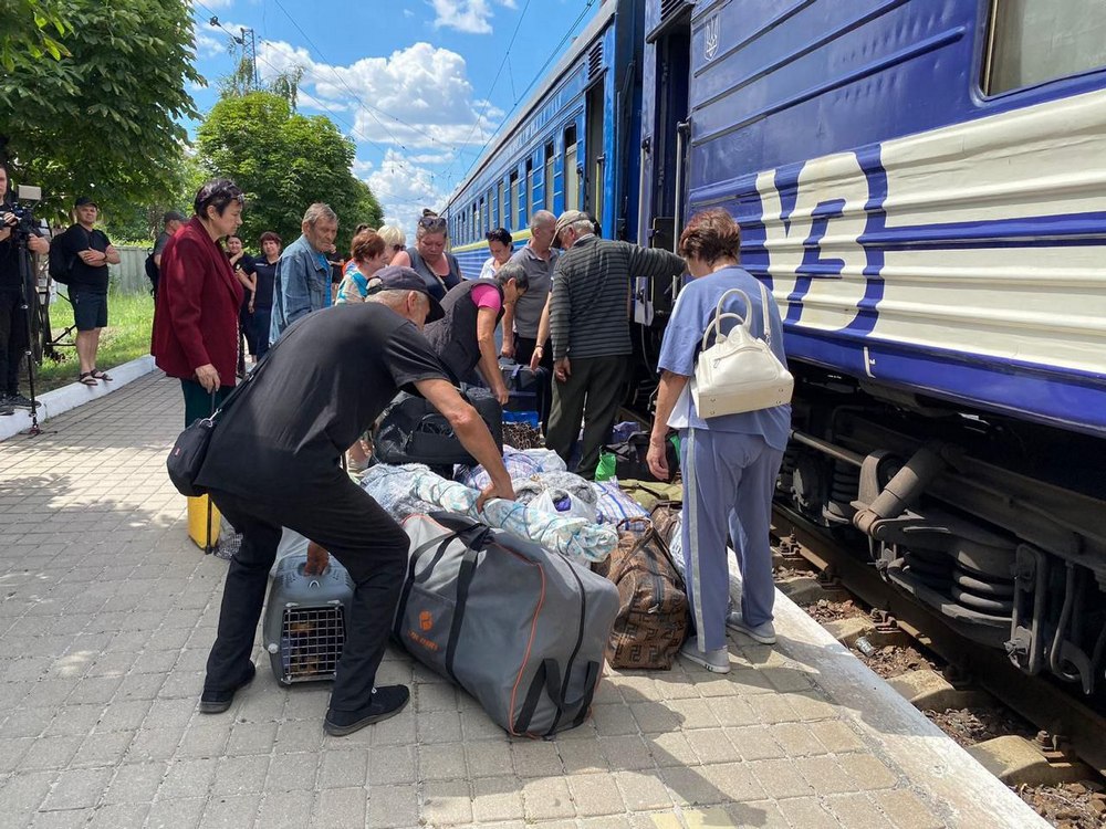 З Донеччини прибув черговий евакуаційний поїзд на Волинь (фото)