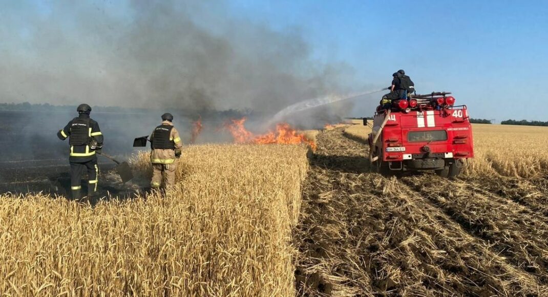 На Донетчине горят хлебные поля, враг намеренно уничтожает украинский урожай, — ГСЧС