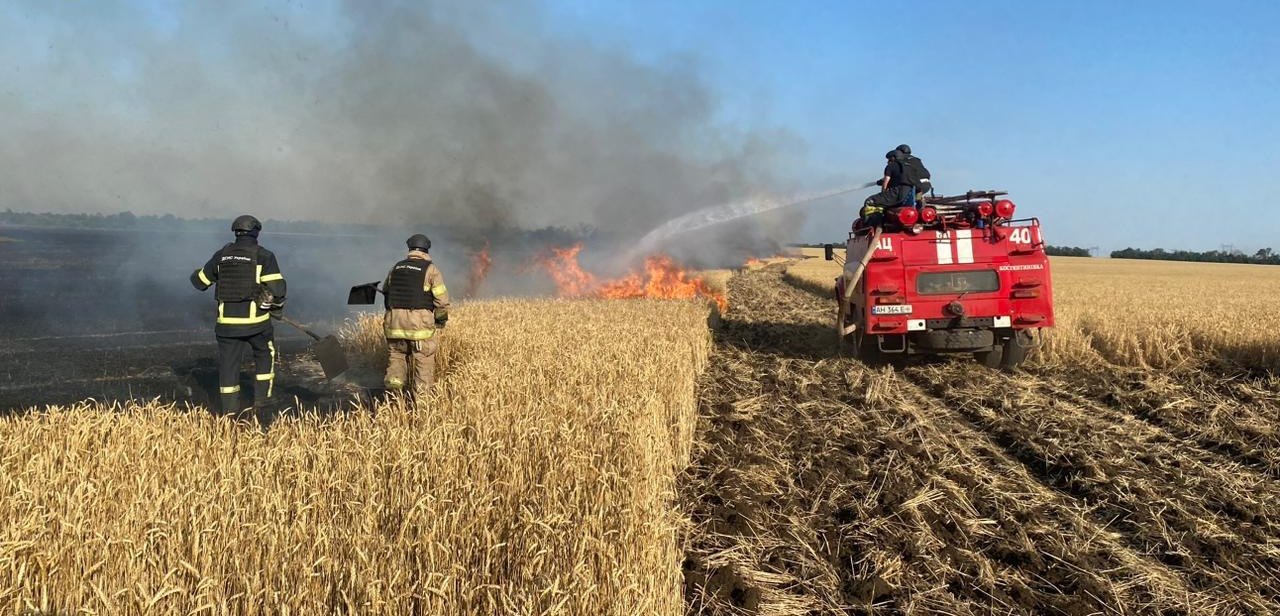 На Донеччині горять хлібні поля, ворог навмисно знищує український врожай, — ДСНС