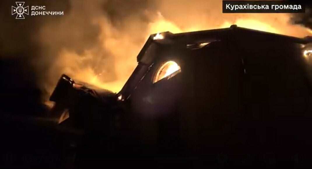 В Кураховской громаде спасатели ликвидировали 5 пожаров, возникших в результате вражеских обстрелов (видео)