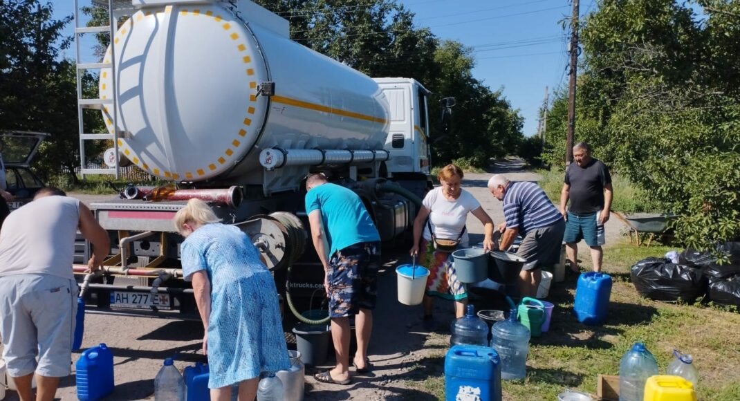 Порятунок від спеки на Донеччині: рятувальники підвезли 108 000 літрів води мешканцям області