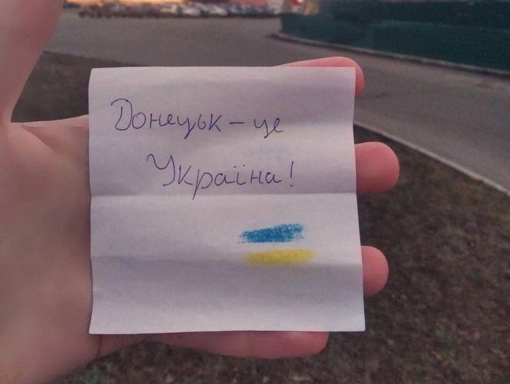 Активісти руху "Жовта Стрічка" поширюють українські патріотичні плакати в окупованому Донецьку