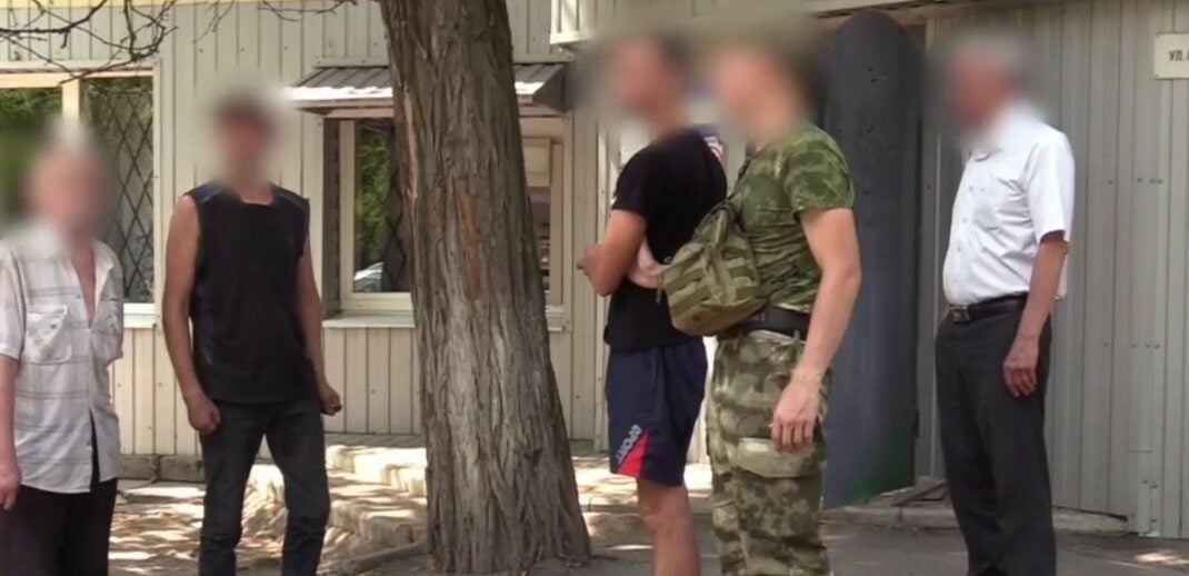В окупованому Донецьку затримано кур'єрів дистанційних шахраїв (відео)