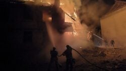 Внаслідок обстрілу Костянтинівки виникла пожежа у двоповерховому житловому будинку (фото)