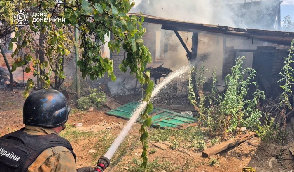 У Лиманщині рятувальники ліквідовують наслідки ворожих обстрілів (фото)