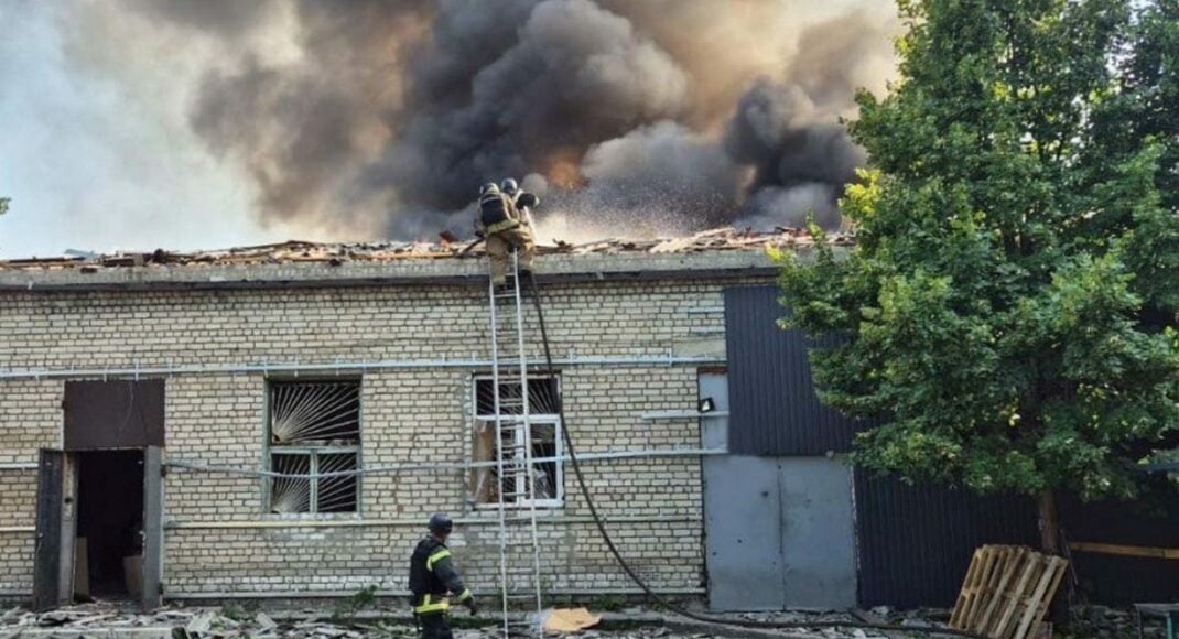 Спасатели ликвидировали 5 пожаров, вызванных вражескими ударами по Лиманщине