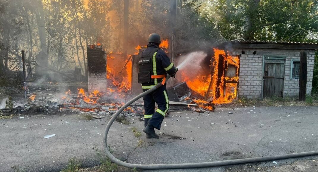 Спасатели ликвидируют последствия массированных обстрелов Лимана в Донецкой области (фото)