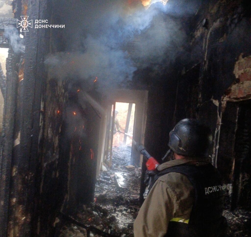 Рятувальники ліквідовують наслідки масованих обстрілів Лиману на Донеччині (фото)