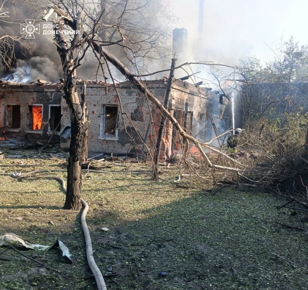 Рятувальники ліквідовують наслідки масованих обстрілів Лиману на Донеччині (фото)