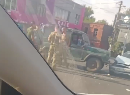 В центре Мариуполя российские военные в очередной раз протаранили автомобиль