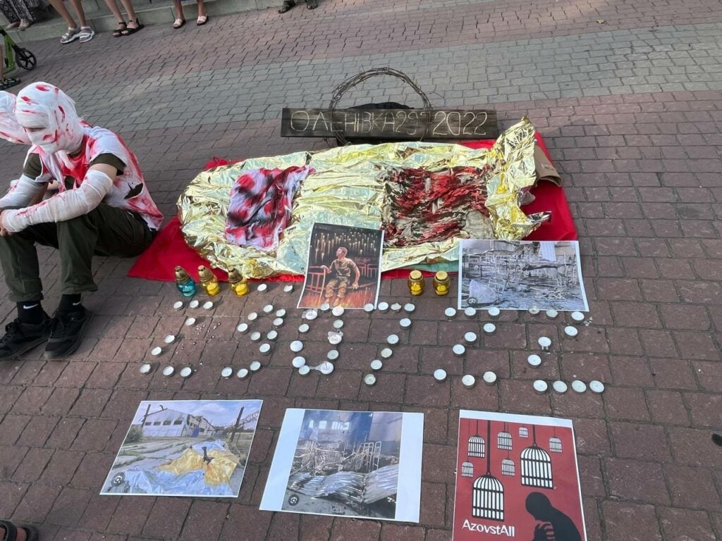 Маріупольці вшанували пам'ять загиблих захисників під час теракту в Оленівці (фото)