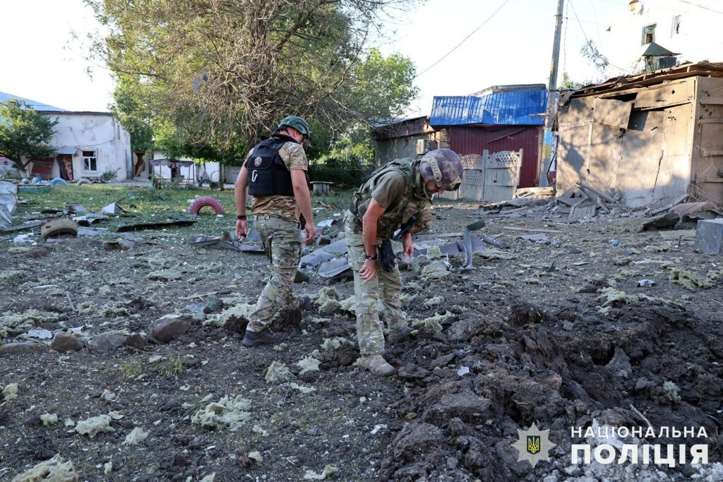 У Мирнограді росіяни скинули бомбу на зупинку з людьми, 4 людини загинули, серед постраждалих — дитина