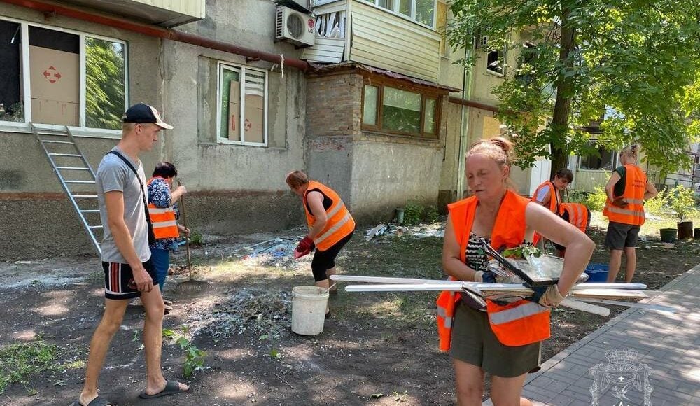 У Покровську ліквідовують наслідки ворожих обстрілів (фото)