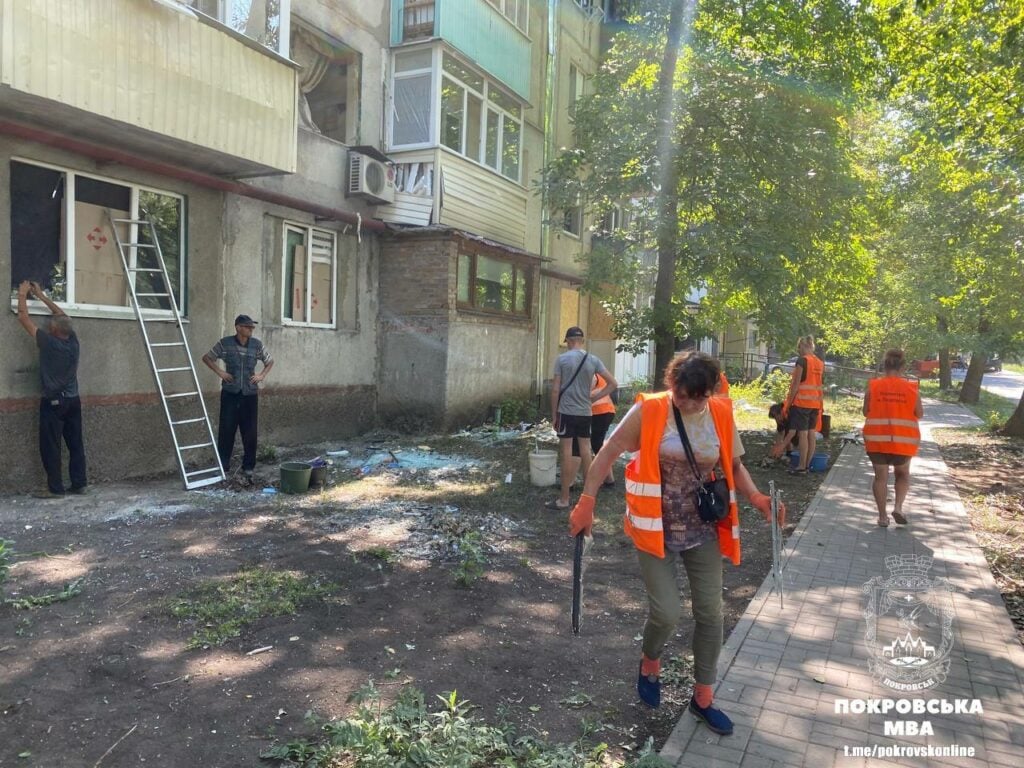 У Покровську ліквідовують наслідки обстрілів